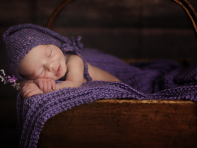 Новорожденный ребенок улыбается во сне