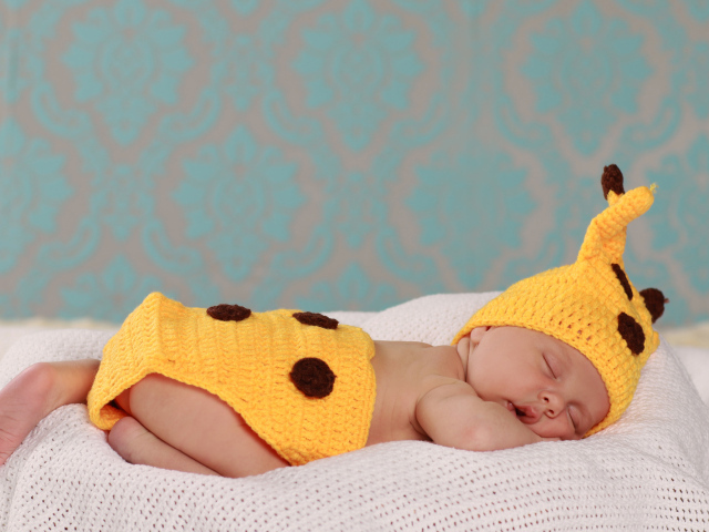 Спящий младенец в вязаном костюме Пикачу