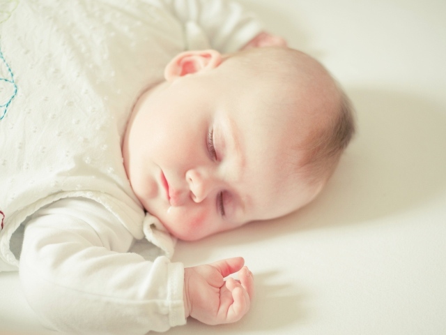 Спящий милый грудной ребенок