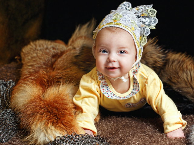 Улыбающаяся голубоглазая девочка в шапке