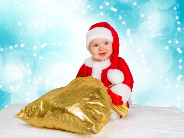 Улыбающийся ребенок в костюме Санта Клауса  с мешком 