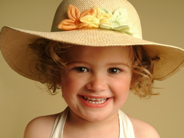 Улыбающаяся девочка в большой шляпе