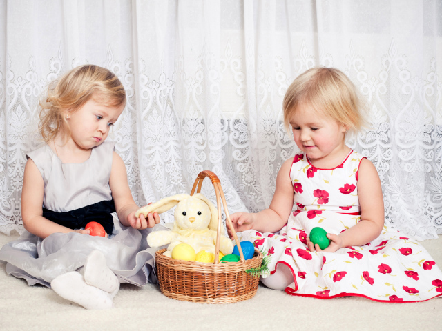 Две маленькие девочки с корзиной пасхальных яиц