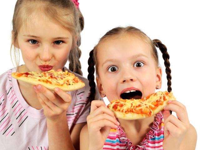 Две маленькие девочки с пиццей