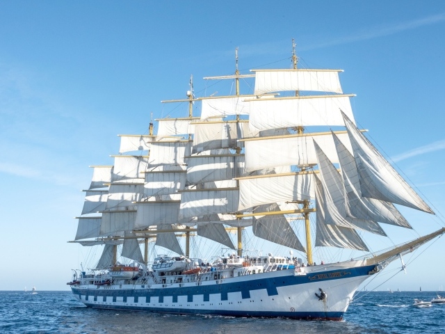 Круизное парусное судно Royal Clipper в море