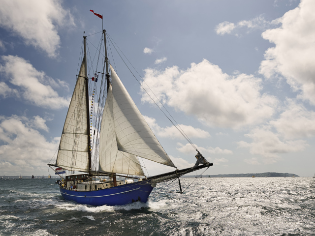 Парусно судно в море солнечным днем