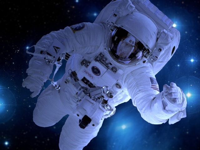 Астронавт в открытом космосе среди звезд