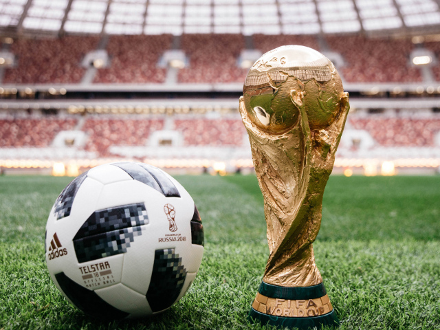 Мяч и кубок Чемпионата мира по футболу 2018 в России