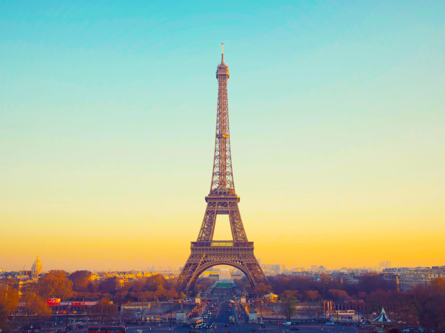 Эйфелева башня на фоне красивого голубого неба, Париж. Франция