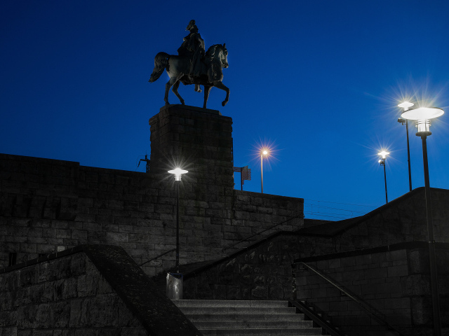 Памятник германского императора Вильгельма I в свете ночных фонарей, Кёльн. Германия