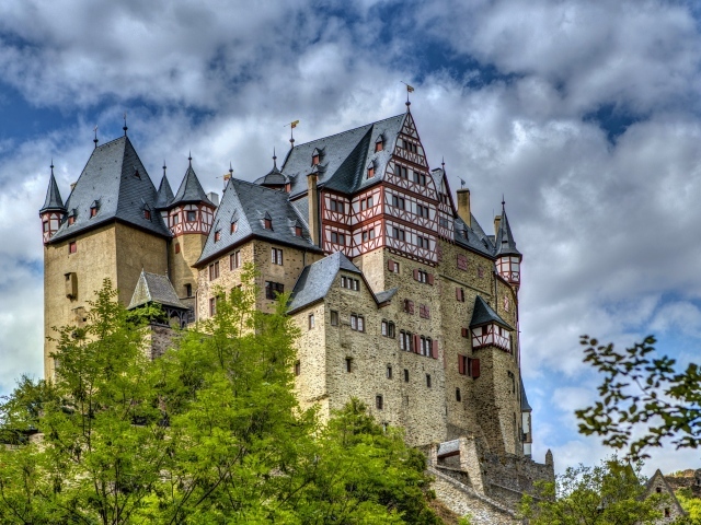Замок Эльц под красивым голубым небом, Германия