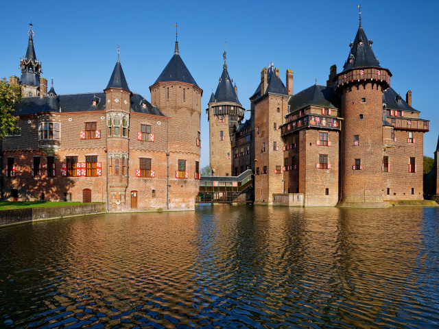 Чистая вода в пруду у замка De Haar, Нидерланды
