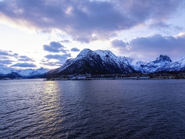 Город Ондалснес у реки на фоне гор, Норвегия