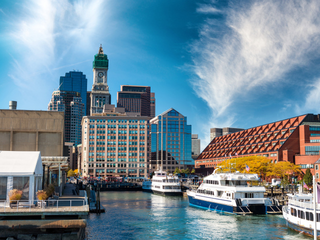 Речные суда у причала на фоне небоскребов города Бостон. США