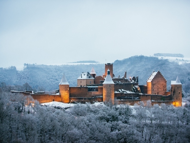 Замок Bourscheid Castle зимой, Буршейд, Люксембург