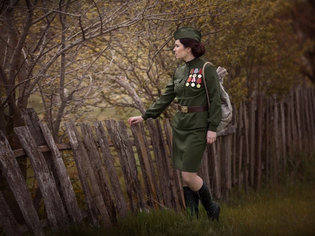 Девушка в гимнастерке с наградами возвращается домой с войны