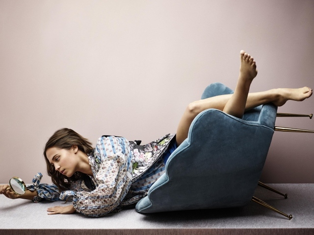 Актриса Алисия Викандер в кресле 