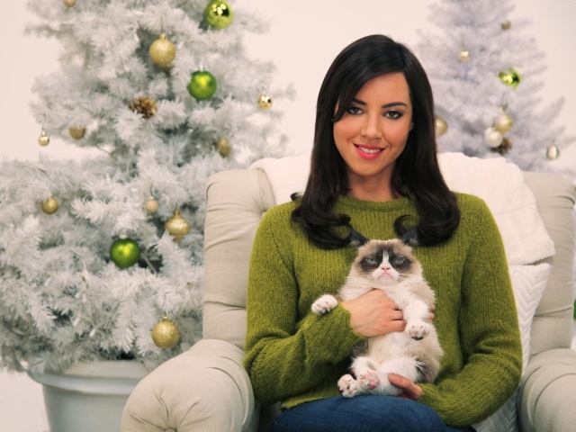 Актриса Обри Пласа с котом у новогодней елки