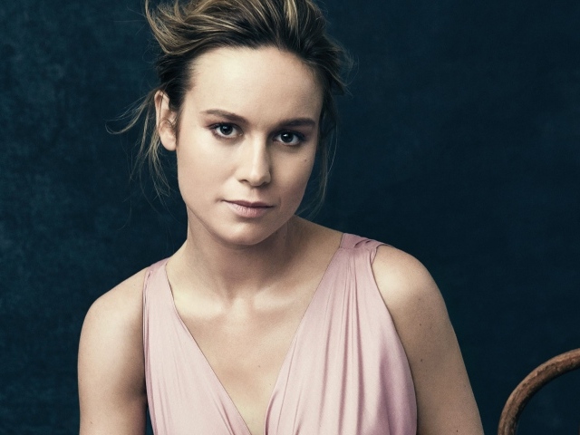 Актриса Бри Ларсон в розовом платье