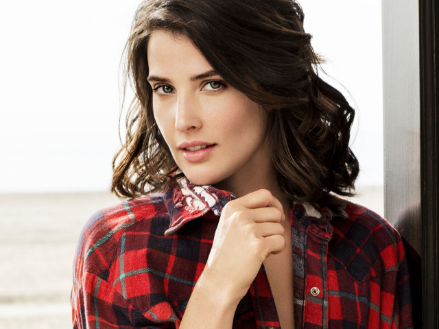 Актриса Коби Смолдерс в рубашке