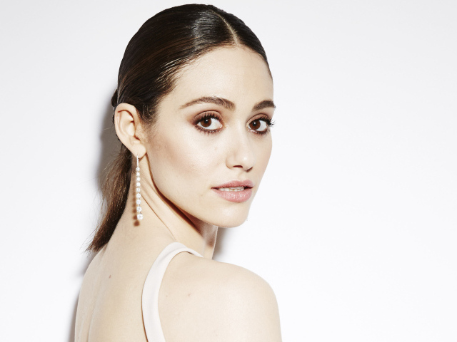 Актриса Эмми Россум фото на белом фоне