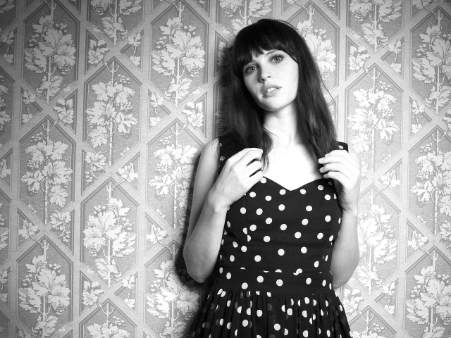 Актриса Фелисити Джонс у стены,  черно белое фото