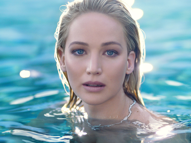 Актриса Дженнифер Лоуренс в воде