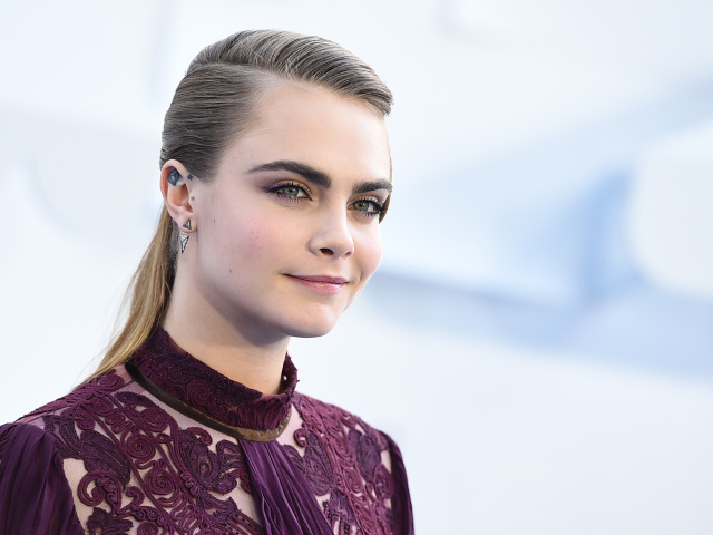 Актриса Кара Делевинь с очаровательной улыбкой