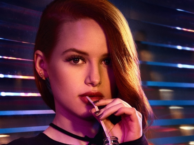 Актриса Мэделин Петш с трубочкой во рту