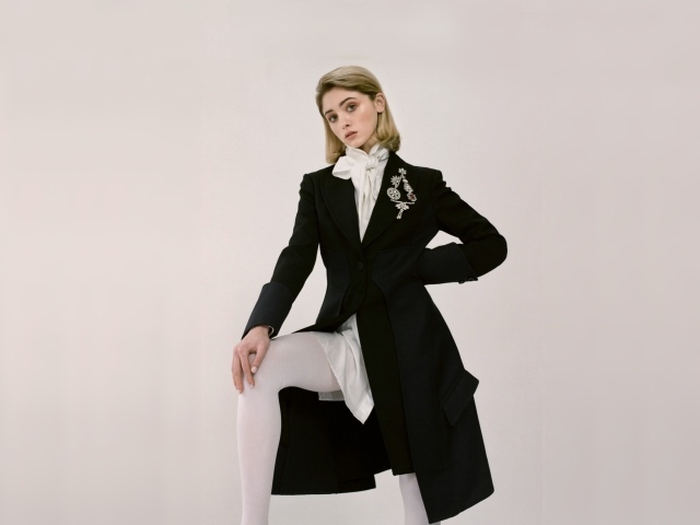 Актриса Наталия Дайер в черном пальто 