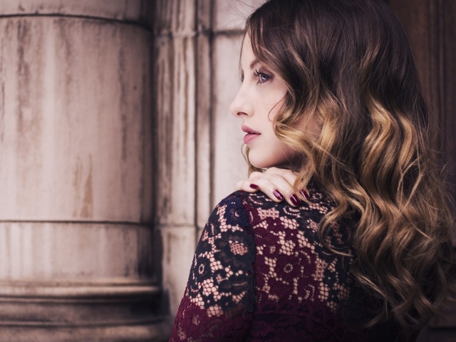 Актриса Рози Фортескью боком