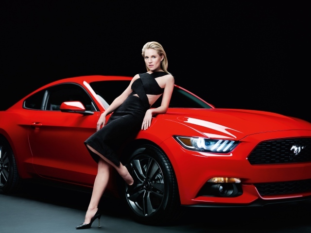 Актриса Сиенна Миллер в черном платье у красного автомобиля Ford Mustang