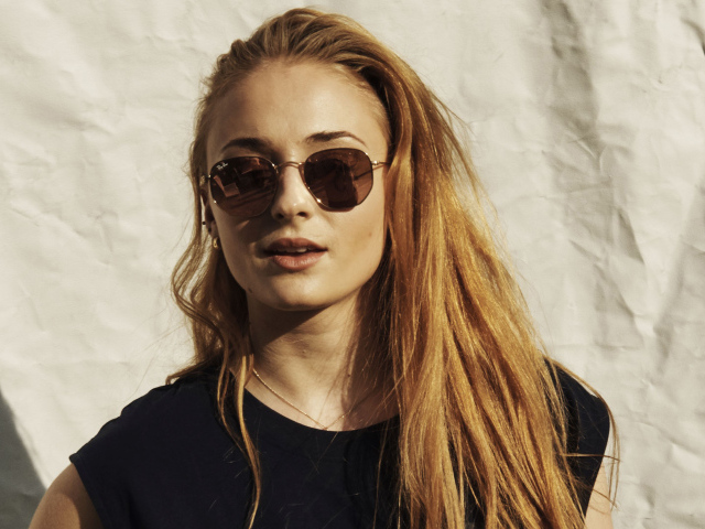 Актриса Софи Тёрнер в солнечных очках