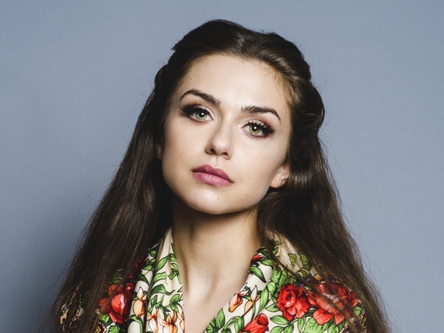 Актриса Виктория Конфал на сером фоне