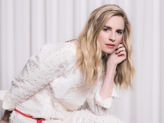 Актриса,  сценарист Брит Марлинг в белом платье