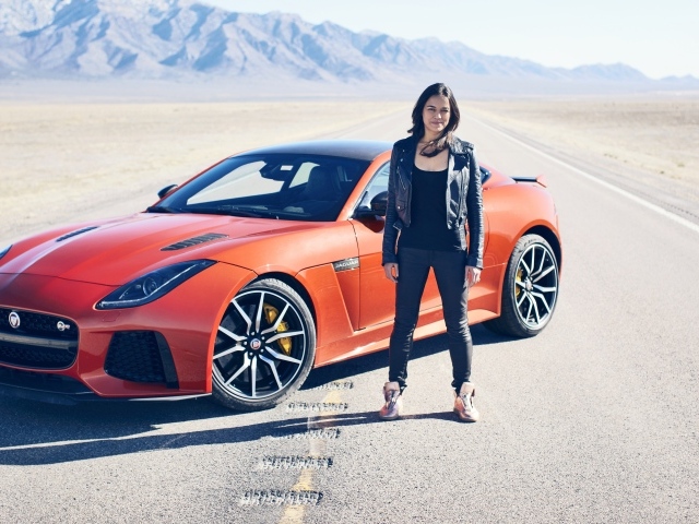 Американская актриса Мишель Родригес с автомобилем Jaguar F-TYPE