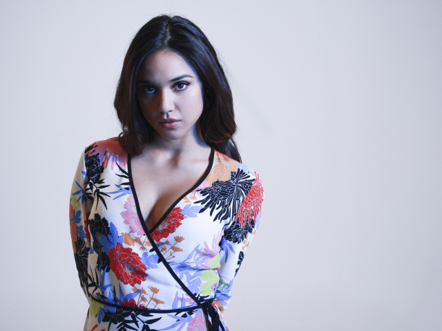 Американская актриса Саммер Бишил фото на сером фоне