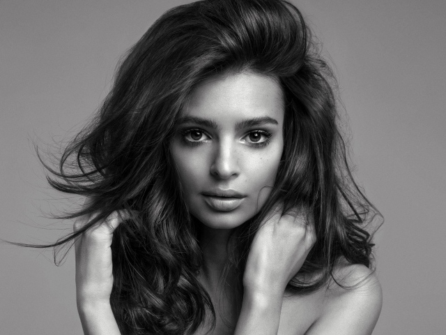 Американская актриса, модель Эмили Ратаковски, черно-белое фото