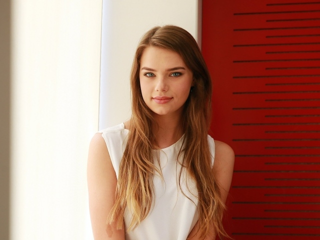 Красивая нежная актриса Индиана Эванс