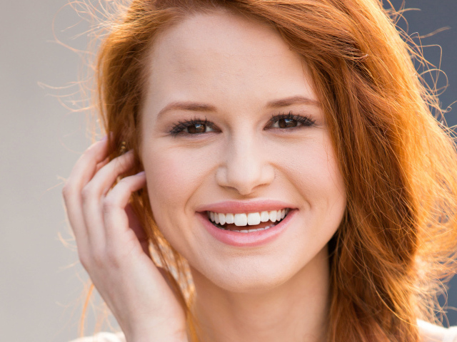 Красивая улыбающаяся актриса Мэделин Петш