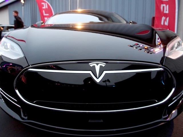 Черный электрический автомобиль Tesla Model 3, 2018 вид спереди