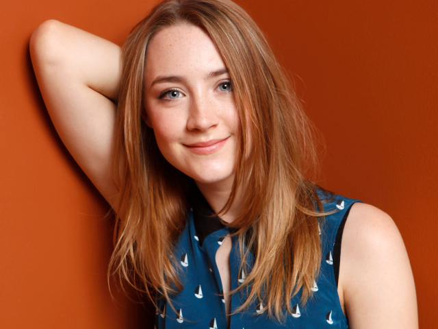Голубоглазая популярная молодая актриса Сирша Ронан