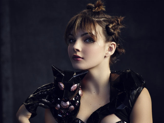 Яркая актриса Камрен Бикондова в черном наряде