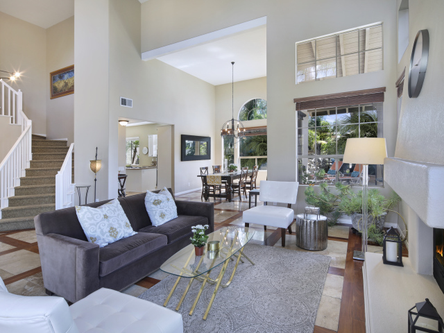 Светлая гостинная с камином и лестницей на второй этаж