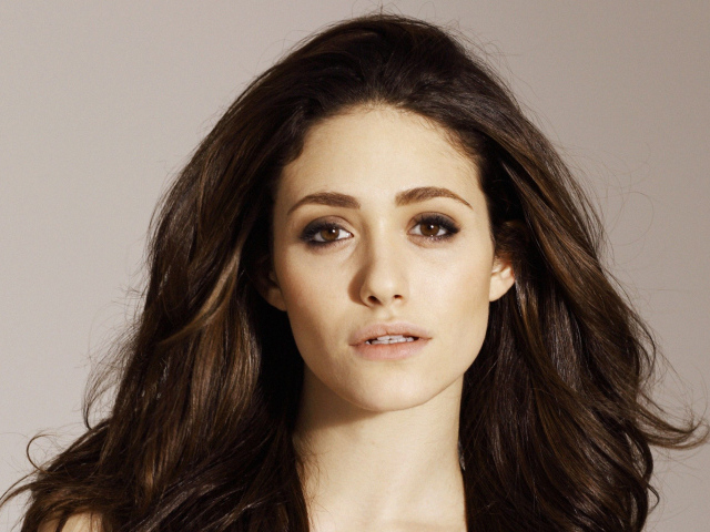 Кареглазая девушка брюнетка, актриса Эмми Россам