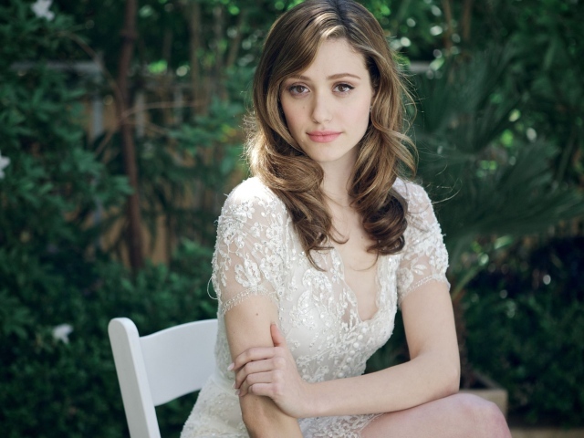 Нежная девушка актриса Эмми Россум с белом платье