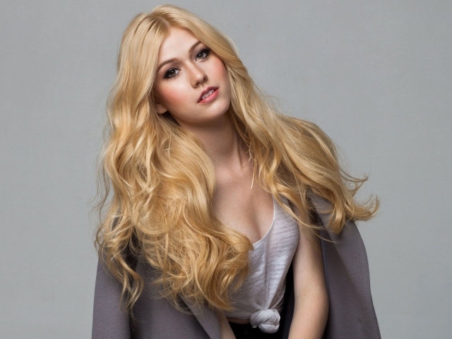 Эффектная блондинка Кэтрин Макнамара на сером фоне