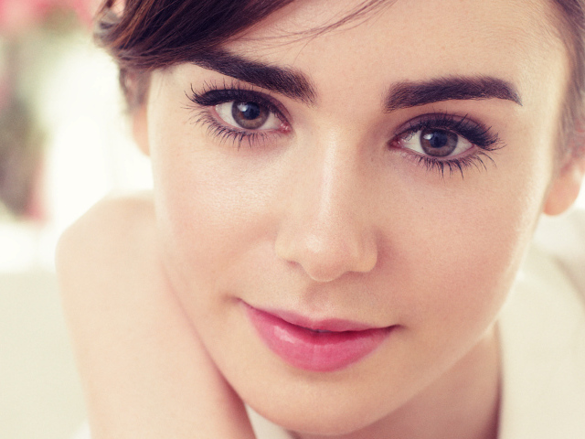 Выразительный взгляд кареглазой актрисы Лили Коллинз