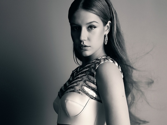 Французская актриса Адель Экзаркопулос на сером фоне 