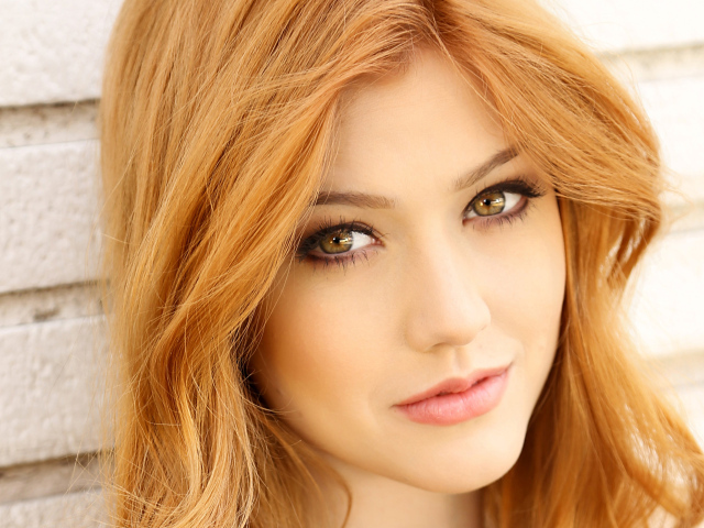 Нежная рыжеволосая девушка актриса Кэтрин Макнамара